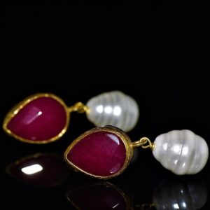 Baroque pearl earrings in red-agate