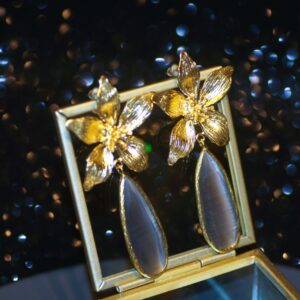 Lily Cat-Eye Earrings (Mellow Grey)