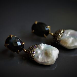 Baroque pearl black cat-eye earrings