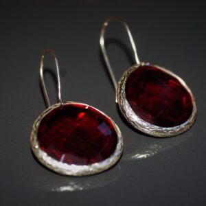 Red wire earrings in round shape