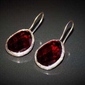 Red wire earrings in oval shape