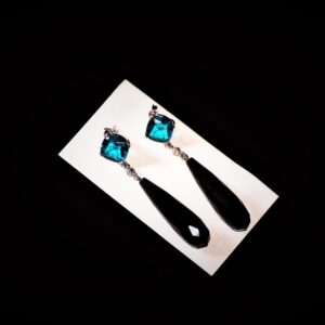 Oblong teardrop earrings in black