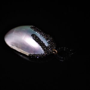Cabochon mother-of-pearl pendant